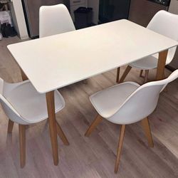 Dining Table With 4 Chairs Great Condition 