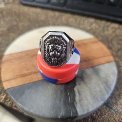 MEN'S RING SIZE 9 WITL LION LOGO