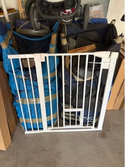 mumeasy White Baby Gate with Pet Door 29.5-37.75" Wide