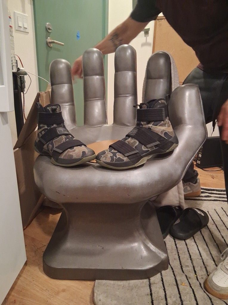 LeBron James Nike Army Show Brand New Only Worn Once