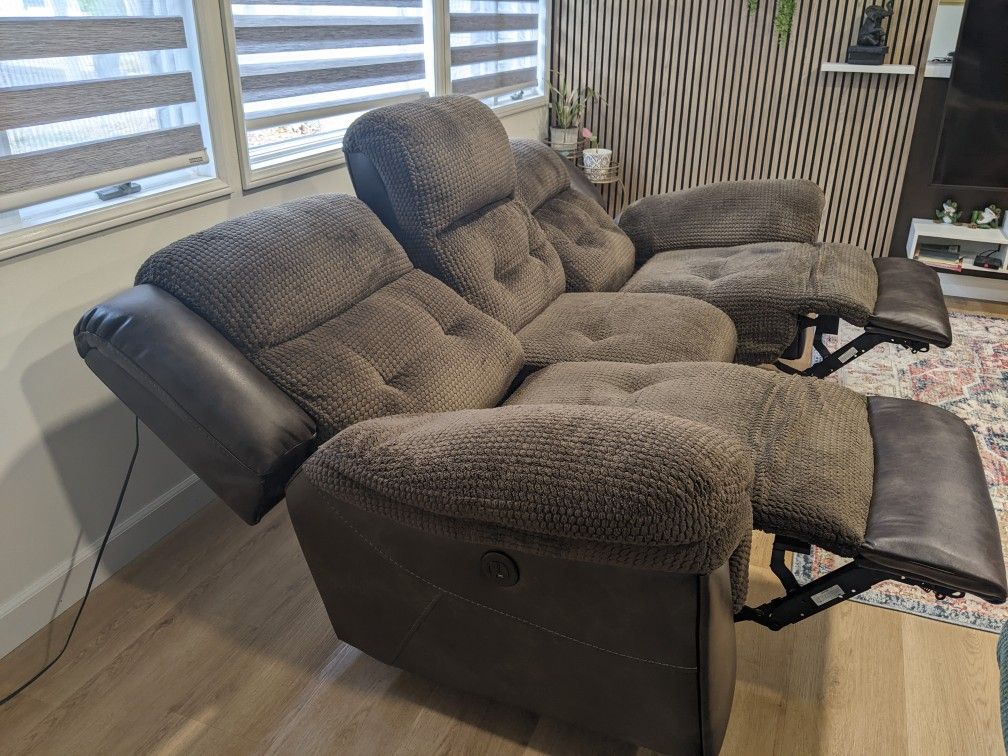Powered recliner sofa