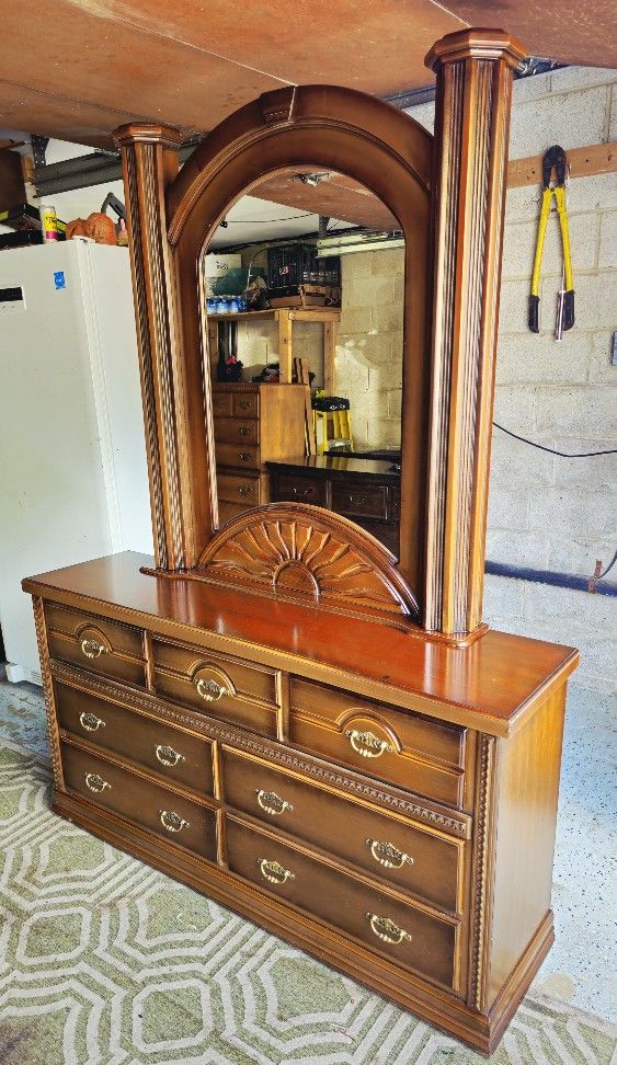 7 DRAWER DRESSER AND MIRROR COMBO
