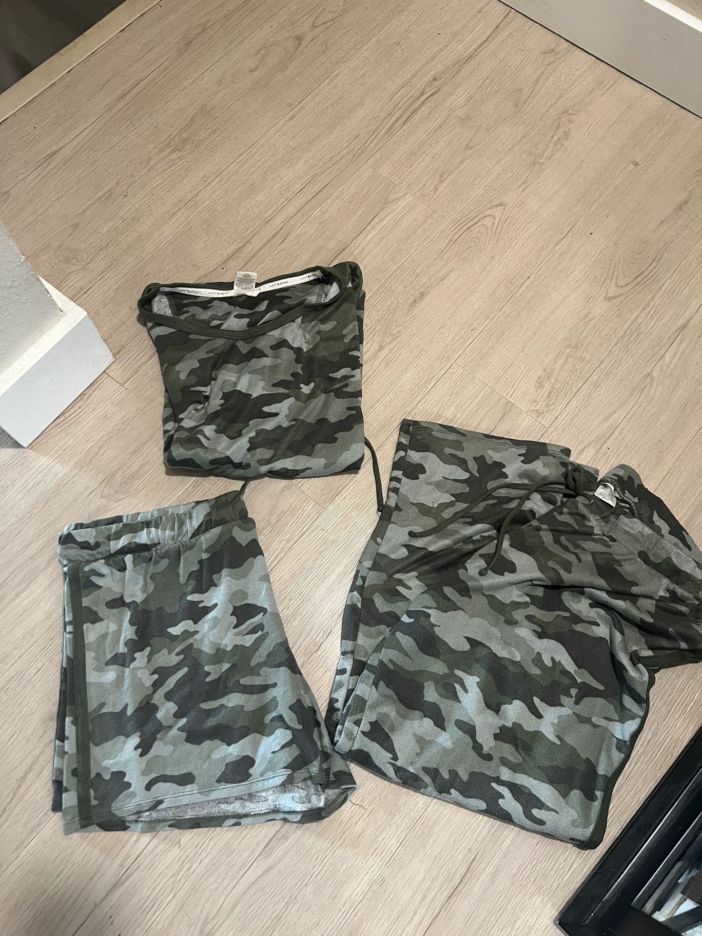 Womens Lucky Brand 3 piece T-shirt, Shorts and Pants Green Camo outfit Size XL 