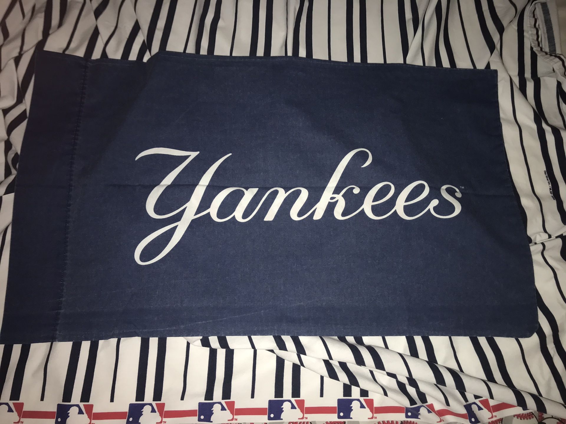 2 Dan River Inc. 2000 New York Yankees twin flat bed sheets And Pillow