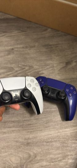 2 PS5 DualSense Wireless Controllers – White & Purple