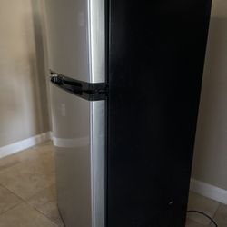 Mini Fridge / Freezer 