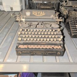 Royal Antique Typewriter 