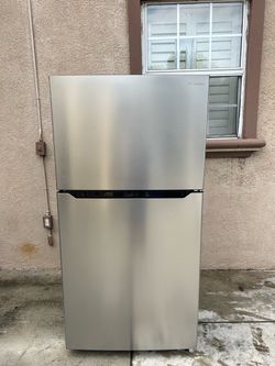 30x30x66 INSIGNIA REFRIGERATOR SILVER 18cuft 3 MONTHS WARRANTY
