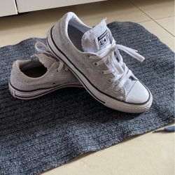 Women’s 5.5 Converse Originals