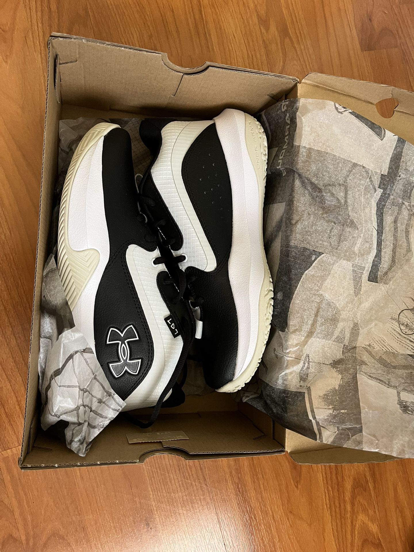 Under Armour Size 7.5 Basketball Shoe