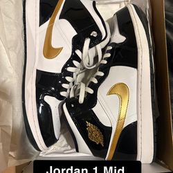 Jordan 1 mid “patent Black White and Gold” men size 12