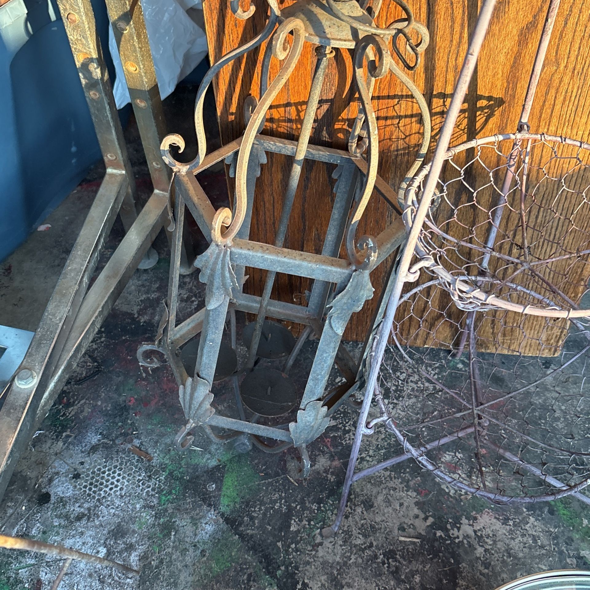 Beautiful Antique Iron 22 “ hanging Yard Art $20  
