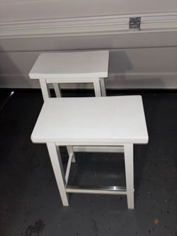 2 bar stools