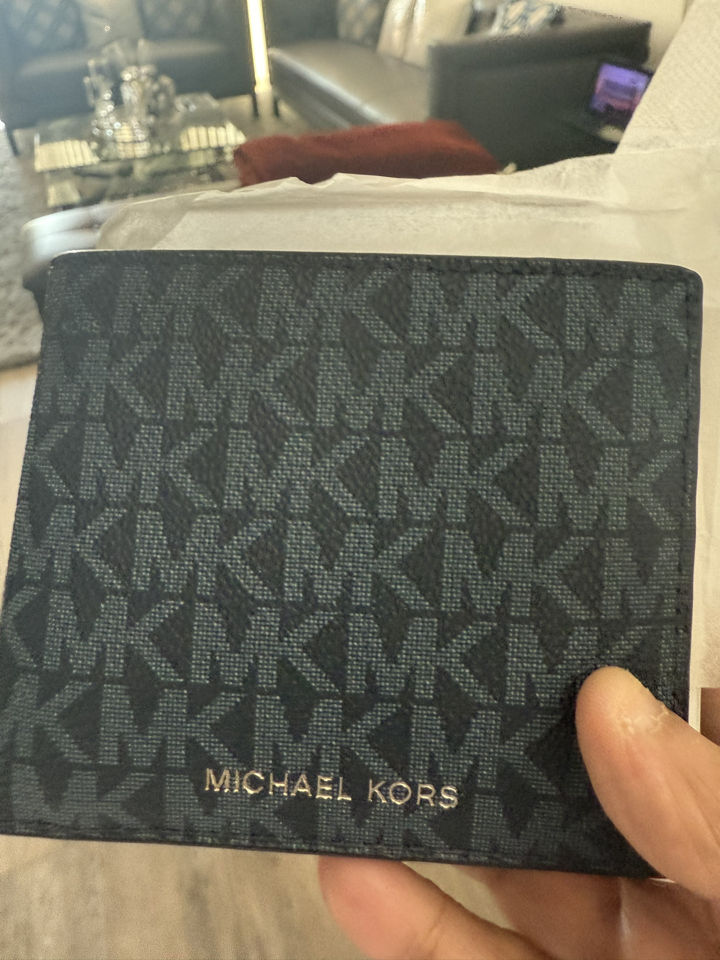 Michael Kors Wallet ! Brand New ( Ask For Price) 