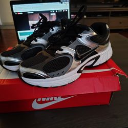 MEN'S NIKE V5 RNR SIZE 10.5