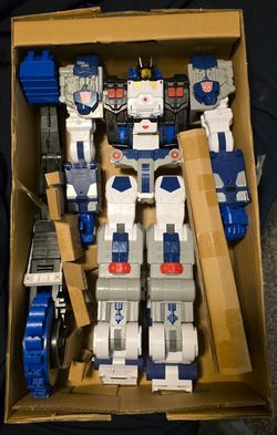 Transformers Legacy (Titan Class) Metroplex