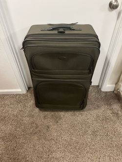 Ricardo Beverly Hills 4 piece luggage set in new condition