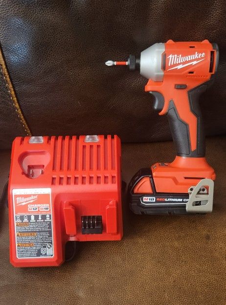 BRAND NEW MILWAUKEE M18 BRUSHLESS 3 Speed IMPACT DRIVER WHICH ONE BATERY 2.0 AND CHARGER.