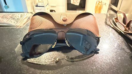 Classic Ray Ban Aviator carbon fiber for man.
