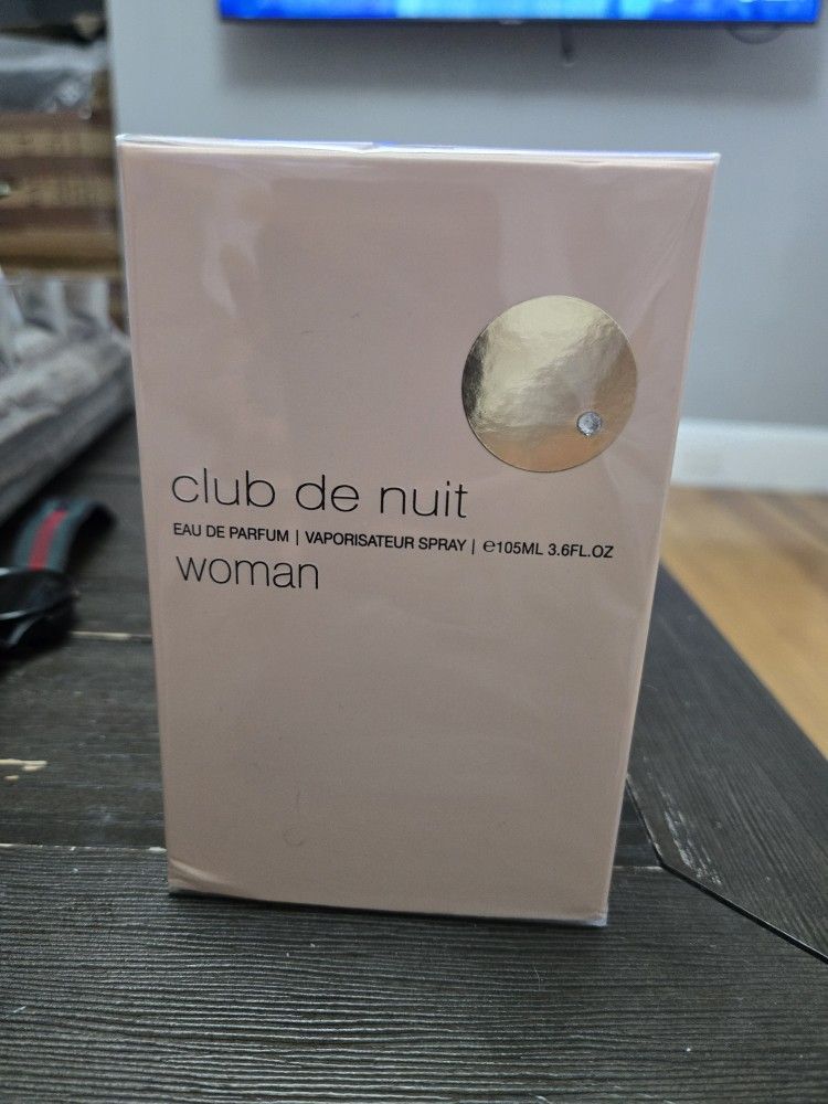 Club De Nuit Woman