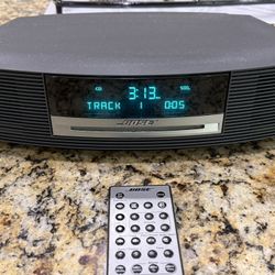 Bose AM FM CD Wave Radio with original Bose remote. 