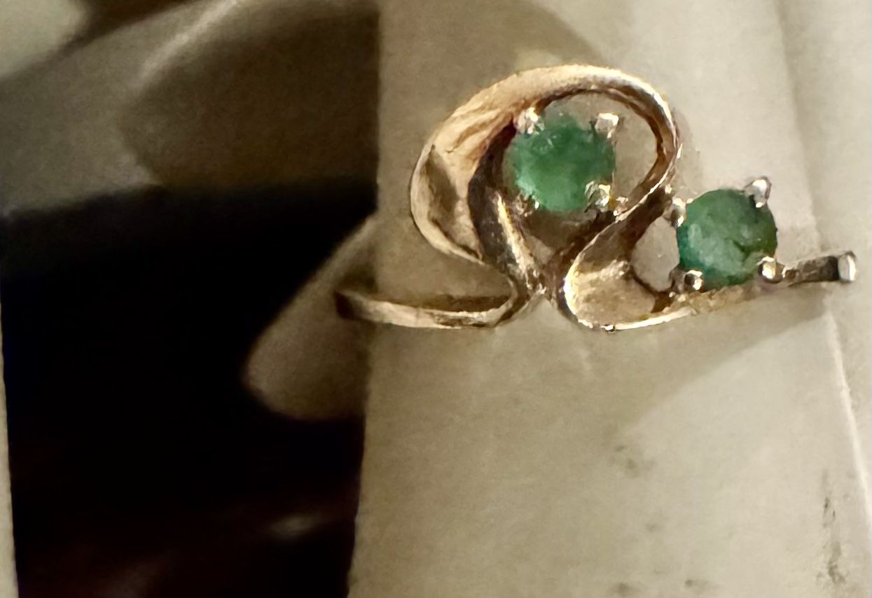 585 -14 Kt Solid Yellow Gold -2 Natural Green Emerald Gemstone Ring Size 6 