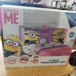  Bedding Minion 3 Piece TWIN Sheet Set & Slipper Socks