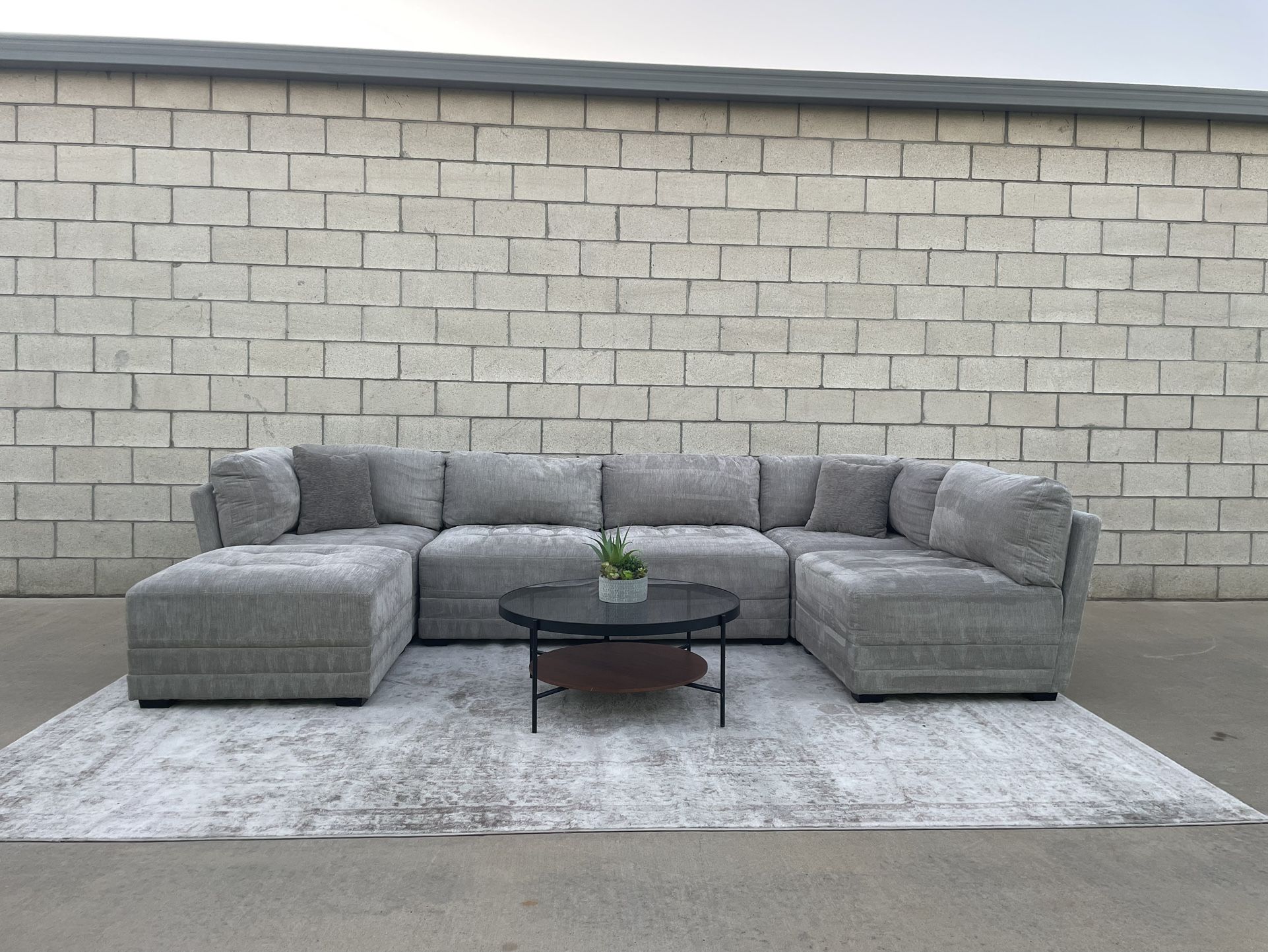 *Free Delivery* Gray Modular Sectional w/ Ottoman