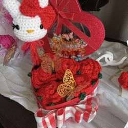 Crochet Flowers + Hello Kitie Pen