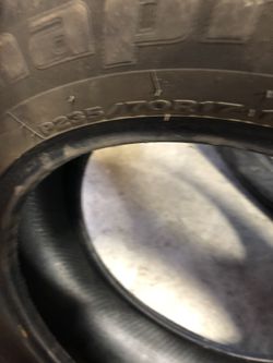 A pair of tires like new 235/70/17 for $150💵