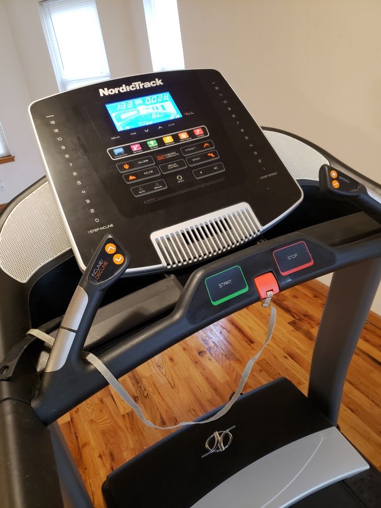 Nordic Track C900 Pro Treadmill for Sale in Chicago, IL OfferUp