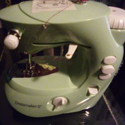 Dressmaker Mini Sewing Machine In Box)
