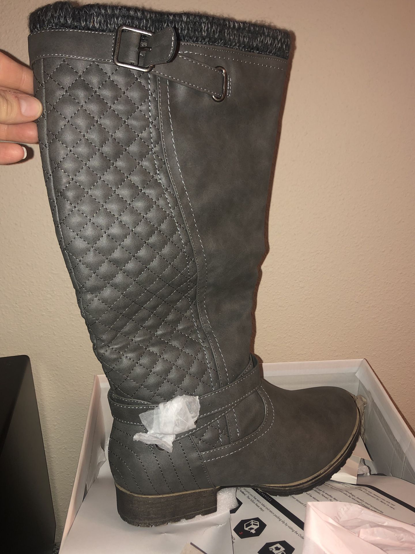 *Brand New* in box Women’s Boots Size 9