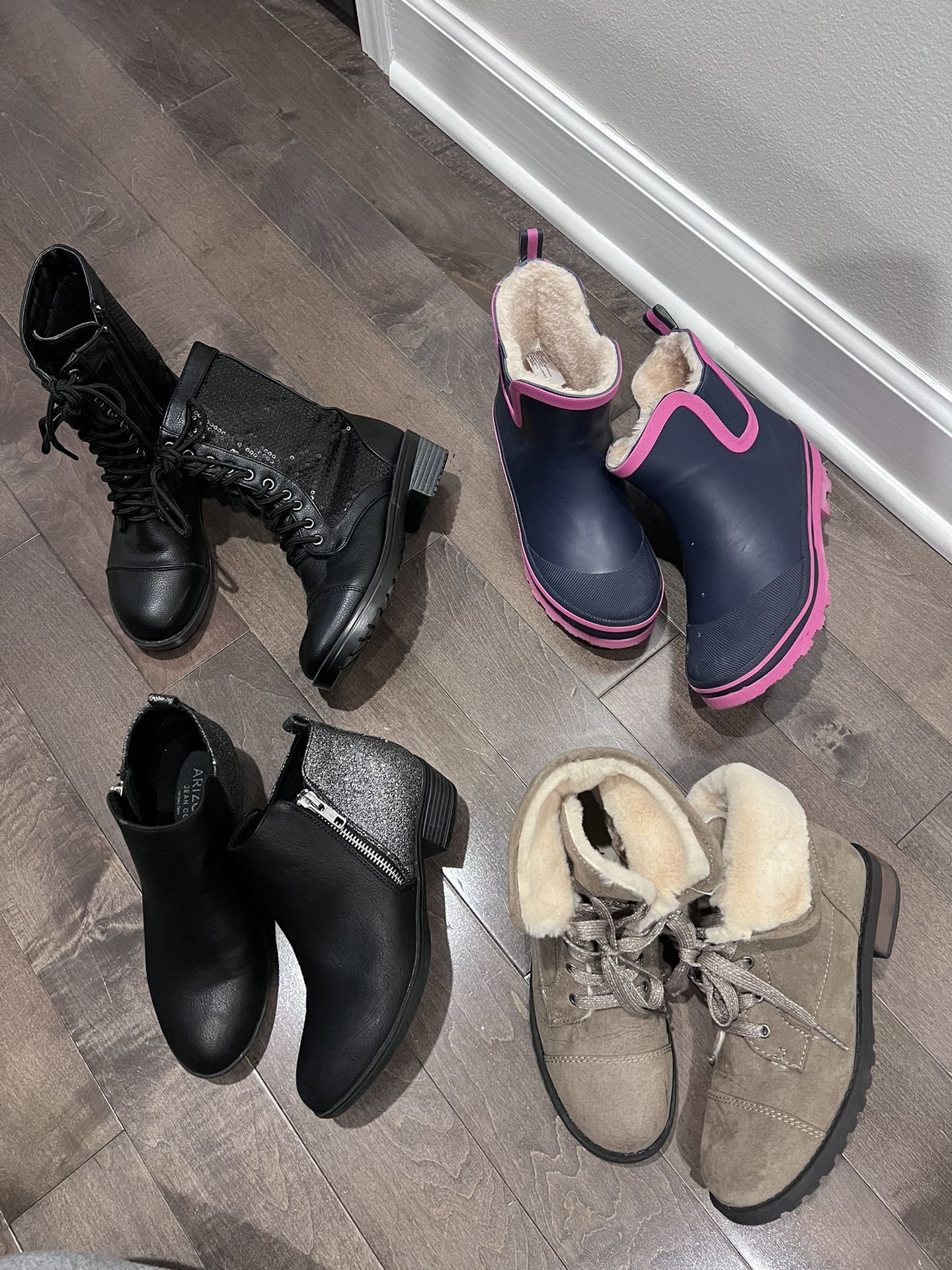 Girls boots - Size 2