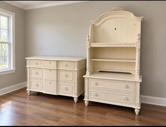 Thomasville Dresser and Hutch Bedroom Set