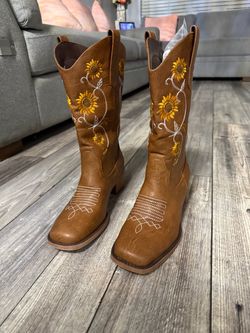 Brown Cowboy Boots with Sunflower Embroidery