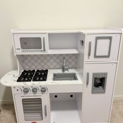 Like New Melissa & Doug Wooden Toy Kitchen, Cloud White