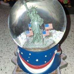 Statue Of Liberty Hallmark Snow Glove