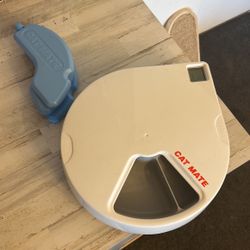 Automatic cat feeder