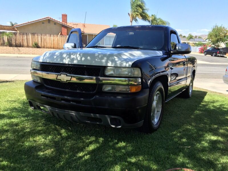99-02 HD z71 front end ,hood ,grill, complete bumper no fog lights. Selling complete ONLY, NO Parting!