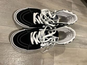 Vans 9 women or 7.5 men