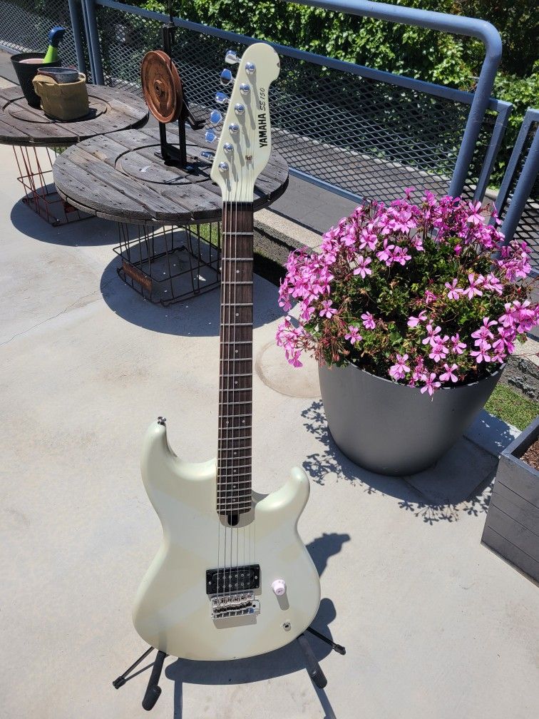 SE 150 Yamaha Electric Guitar