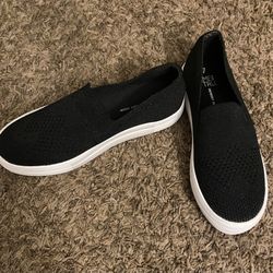New Women’s Size 7 Memory Foam Shoes 