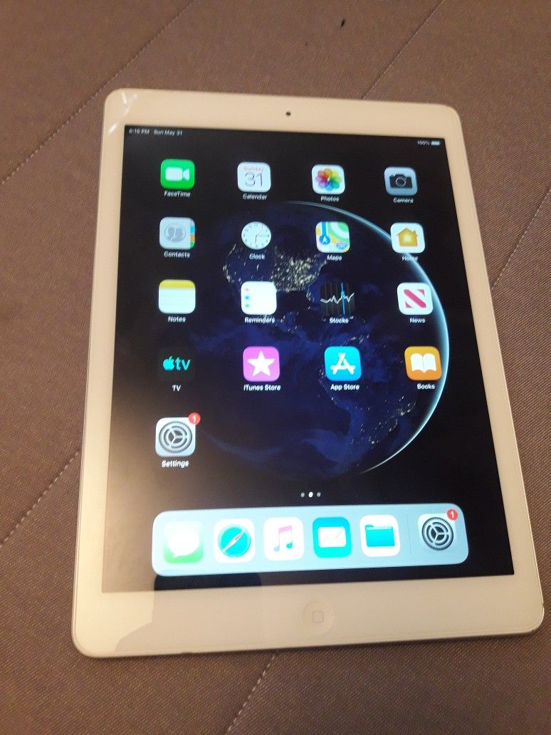 Nice Silver APPLE iPad AIR 2 16GB WIFI 9.7 inch Low Price
iPad works on WIFI
16GB STORAGE