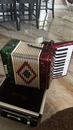 Rossetti Piano Accordion with Case Acordeón de teclas Rossetti con estuche