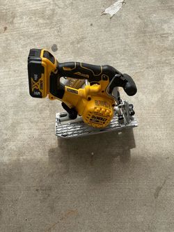 DEWALT SAW AND BATTERY EVERYTHING WORKS ! VERY CLEAN!