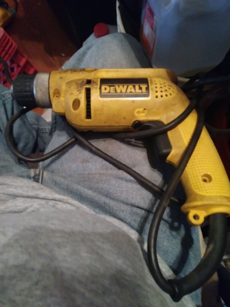 DEWALT 3/8 DRIVE ELECTRIC CHUCKLES DRILL