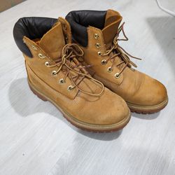 Women's Size 7.5 Timberland Boots Lightly Used 