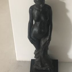 Gorgeous Regal Statue