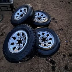 17” Silverado Stock Rims . Tires Not Good . 200 0B0